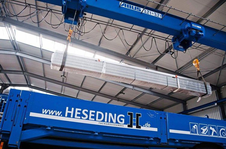 Krananlage hebt zugeschnittene Edelstahlprofile auf einen Heseding-Lkw &ndash; ma&szlig;gefertigter Edelstahlzuschnitt und Veredelung f&uuml;r individuelle Projekte im Handwerk und in der Industrie.