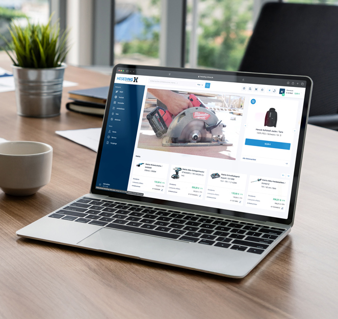 Das Bild zeigt einen ge&ouml;ffneten Laptop auf einem modernen Schreibtisch, auf dessen Bildschirm der Heseding-Webshop zu sehen ist. Die Startseite pr&auml;sentiert aktuelle Produkte und Angebote in einem klar strukturierten, nutzerfreundlichen Layout. Die Szene vermittelt Professionalit&auml;t, digitale Kompetenz und den einfachen Zugang zu einem umfangreichen Sortiment &ndash; ideal, um schnell und effizient online zu bestellen.